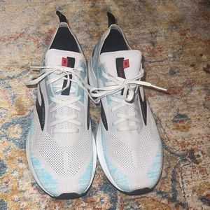 New Brooks mens running shoe size 11 gray and blue